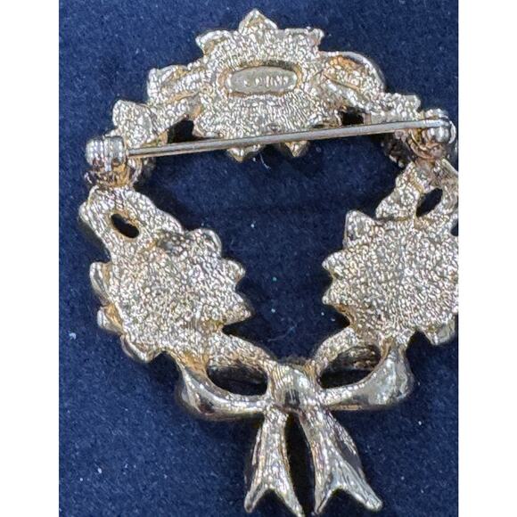 Gold-Tone Christmas Wreath Brooch Seed Pearl Flowers & Pink Stones 1.5″ - Picture 3 of 3